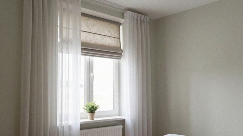 Jak zaaranżować małe okno w sypialni?