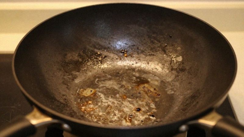 Jakie są skutki źle wypalonego woka?