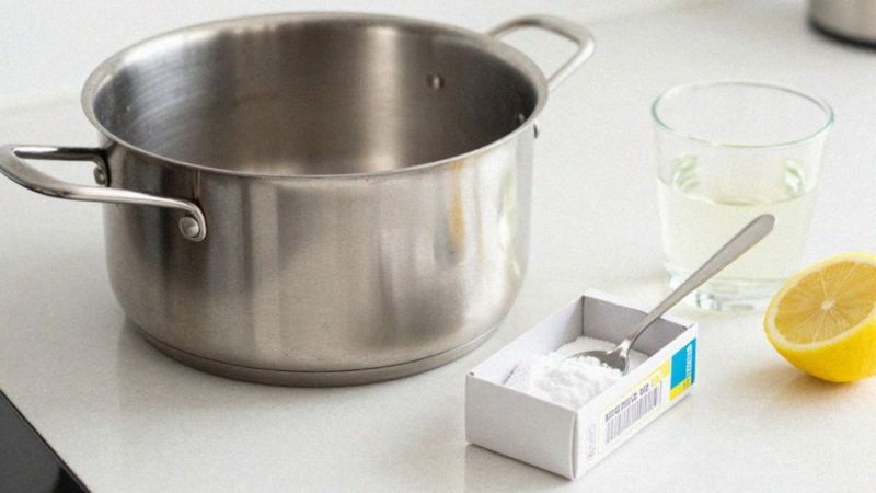 Jakie chemiczne sposoby działają na przypalony garnek?