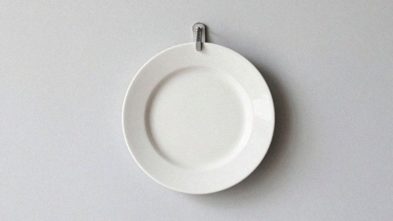 Jak bezpiecznie zamocować ceramiczne talerze?